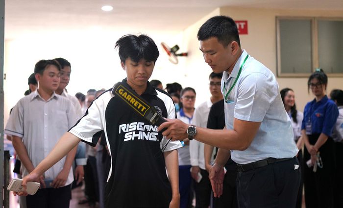 Trường Đại học Sư phạm TP.HCM áp dụng máy quét an ninh để kiểm tra thí sinh trước khi vào phòng thi đánh giá năng lực chuyên biệt năm 2024 - Ảnh: XUÂN HUY