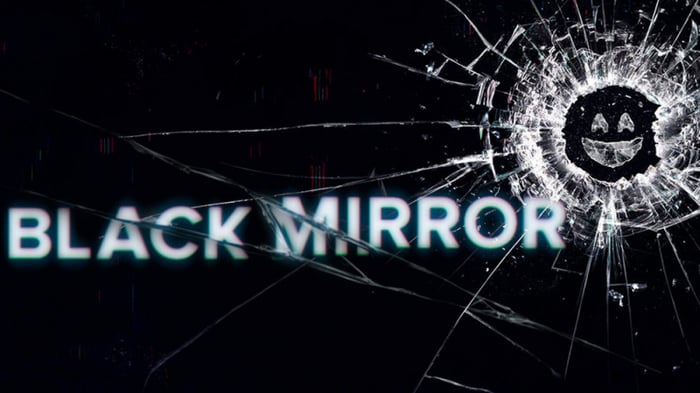 <p><strong>Black Mirror</strong> (tạm dịch: Gương đen) đứng đầu danh sách <strong>Top 10 bộ phim truyền hình Netflix hay nhất mọi thời đại</strong>. Ra mắt từ năm 2011 và vẫn đang tiếp tục được sản xuất, <strong>Black Mirror</strong> bao gồm nhiều tập phim độc lập, mỗi tập là một câu chuyện khác nhau nhưng đều tập trung vào chủ đề công nghệ.</p><p><br></p><p>Ngay từ tập đầu tiên, phim kể về một tình huống cực kỳ gây sốc: thủ tướng Anh bị khủng bố đe dọa phải phát trực tiếp một cảnh quay nhục dục với một con lợn. Tình huống này nhanh chóng lan truyền trên mạng xã hội, gây ra phản ứng trái chiều: một bên ủng hộ thủ tướng, một bên lại cảm thấy thích thú với khủng bố. Khi chính phủ cố gắng sử dụng kỹ xảo để giải quyết, sự thật bị lộ ra khiến sự ủng hộ khủng bố gia tăng, vì người dân nghi ngờ chính phủ đang lừa dối họ. Đây là một màn mở đầu đầy ấn tượng, nêu bật sức mạnh của mạng xã hội.</p><p><br></p><p>Các tập phim khác đưa người xem vào thế giới công nghệ tương lai như trò chơi thực tế ảo hoàn hảo, camera gắn mắt, hệ thống đánh giá công dân, và nhiều công nghệ viễn tưởng khác. Dù vẫn chỉ là tưởng tượng, những công nghệ này đã có nền tảng ở hiện tại và có thể trở thành thực tế trong tương lai. Mỗi công nghệ đều phản ánh một câu chuyện về cách mà công nghệ có thể là con dao hai lưỡi.</p><p><br></p><p>Tên gọi <strong>Black Mirror</strong> lấy cảm hứng từ màn hình đen của thiết bị điện tử khi không sử dụng, như một cách nhắc nhở rằng chúng vẫn âm thầm quan sát. Một quảng cáo trên trang Facebook chính thức của <strong>Black Mirror</strong> từng gợi ý: 'Trí tuệ nhân tạo (AI) đã viết kịch bản cho bộ phim này'. Mặc dù đây có thể chỉ là một chiêu marketing, thông điệp ấy vẫn đáng để chúng ta suy ngẫm.</p><p><strong><u>THÔNG TIN CHI TIẾT:</u></strong></p><p><strong>Năm sản xuất:</strong> 2011-Hiện tại</p><p><strong>Thể loại:</strong> Khoa học viễn tưởng, kịch tính</p><p><strong>Đạo diễn:</strong> Charlie Brooker</p><p><strong>Số season:</strong> 5</p><p><strong>Điểm IMDb:</strong> 8.9</p>