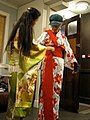 Thắt nút hanhaba obi quanh yukata để tạo dáng