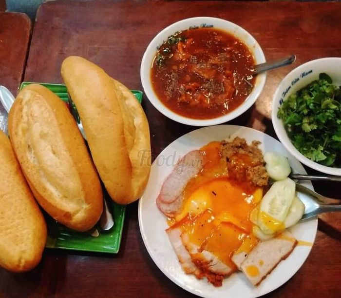 Bánh Mì Sốt Vang Đình Ngang