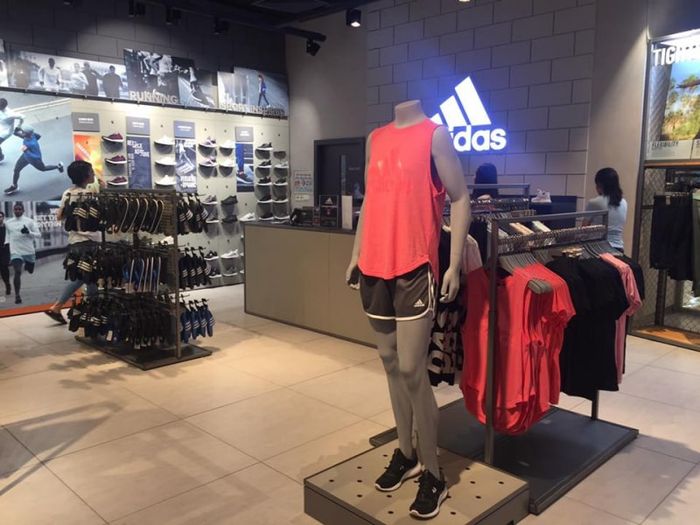 cửa hàng chính hãng Adidas tại Hà Nội