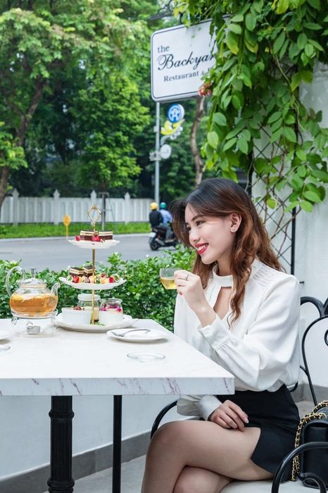 Khách thưởng thức trà và bánh tại quán ảnh 1