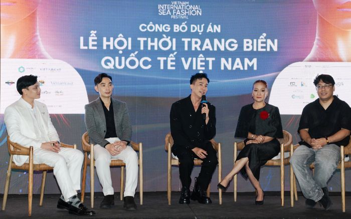 Hình ảnh của buổi trình diễn thời trang biển trên sân khấu thực cảnh - Ảnh 1.