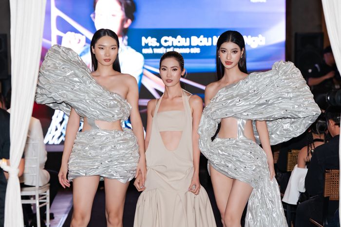 Trình diễn thời trang biển trên sân khấu thực cảnh - Ảnh 2.