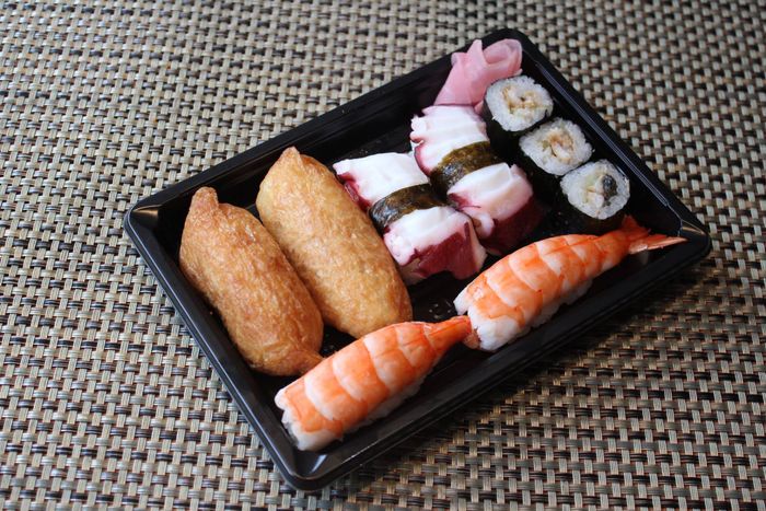 Sushi tại nhà hàng - ảnh 2