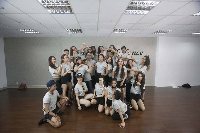 Tham gia lớp học nhảy hiện đại tại Saigon Dance