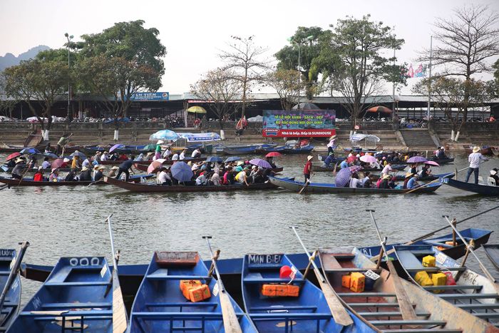 Trước ngày khai hội hàng năm, hàng vạn du khách đã nô nức đến với hội Chùa Hương. ảnh 2