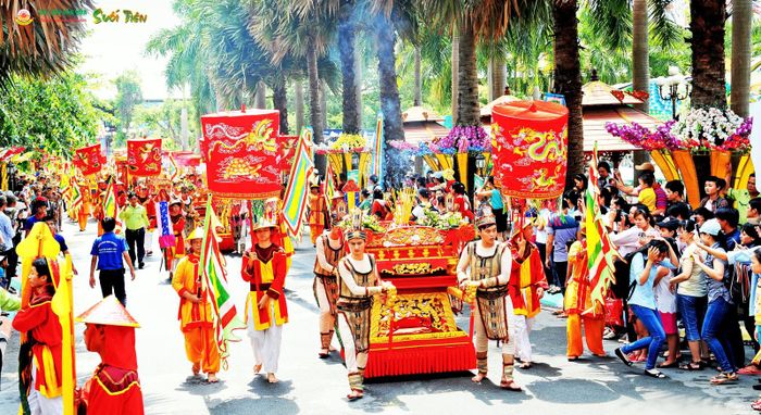 Như thường lệ, vào ngày này, người dân từ mọi miền đất nước và kiều bào ở nước ngoài đều tụ hội để tưởng nhớ công ơn các vua Hùng. ảnh 2