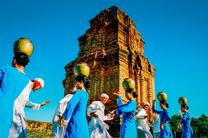 Bên cạnh đó, còn có các màn biểu diễn văn nghệ truyền thống của các cô gái và chàng trai dân tộc Chăm. ảnh 2