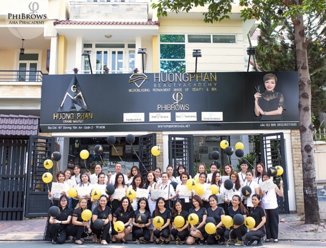 Huong Phan Beauty Academy là một trong Top 10 trường dạy điêu khắc lông mày, chân mày hàng đầu tại TP.HCM