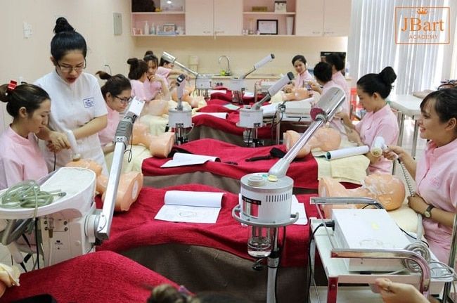 Trung tâm đào tạo thẩm mỹ Nguyễn Hoàng (JBart Academy) nằm trong top 10 trung tâm dạy chăm sóc da hàng đầu tại TP Hồ Chí Minh