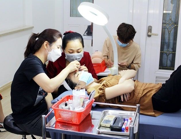 Khóa học nối mi tại Trường Nail World