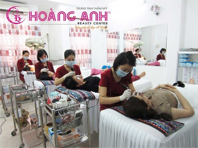 Viện thẩm mỹ Hoàng Anh nằm trong Top 10 trường đào tạo điêu khắc lông mày, chân mày hàng đầu tại TP.HCM