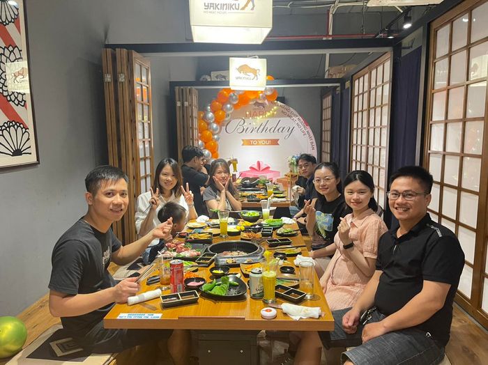 Khách thưởng thức bữa ăn tại nhà hàng hình ảnh 2
