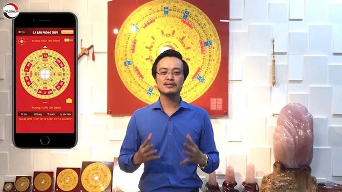 thiết kế cửa chính nhà ống