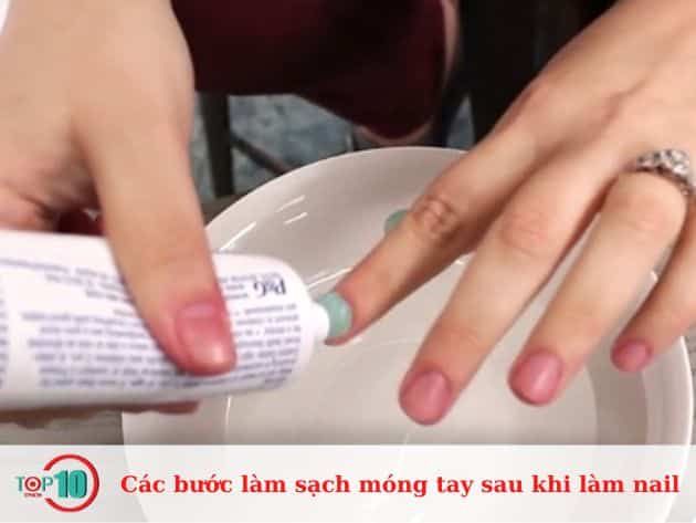 Hướng dẫn làm sạch móng tay sau khi làm nail