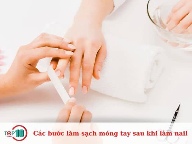 Thực hiện các bước làm sạch móng tay sau khi làm nail