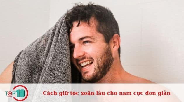 Tránh dùng khăn để lau tóc uốn