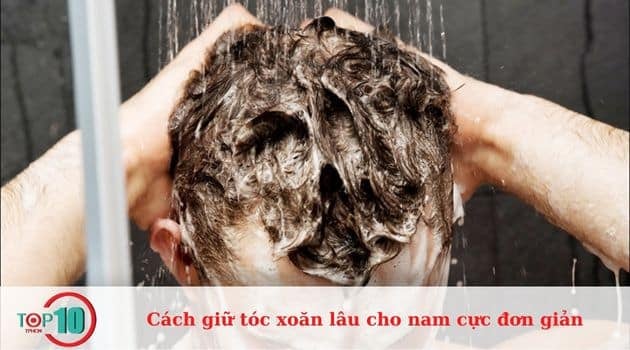 Tránh gội đầu ngay sau khi uốn tóc xoăn