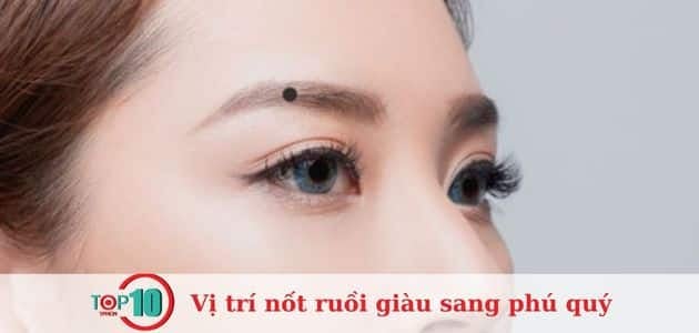 15 điểm nốt ruồi may mắn và tài lộc trên cơ thể nữ giới