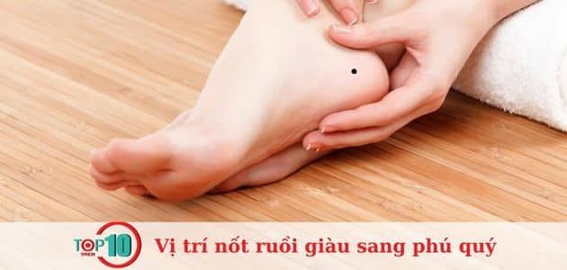 Nốt ruồi xuất hiện trên chân