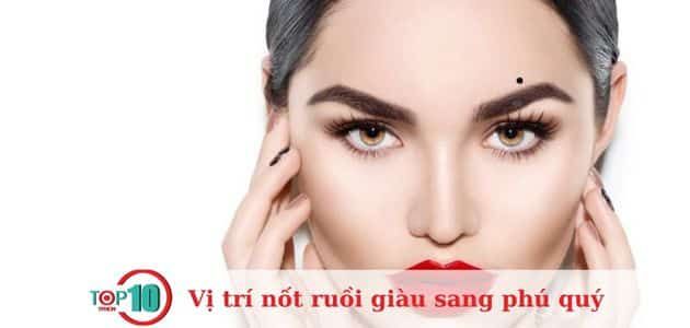 Nốt ruồi trên lông mày bên trái