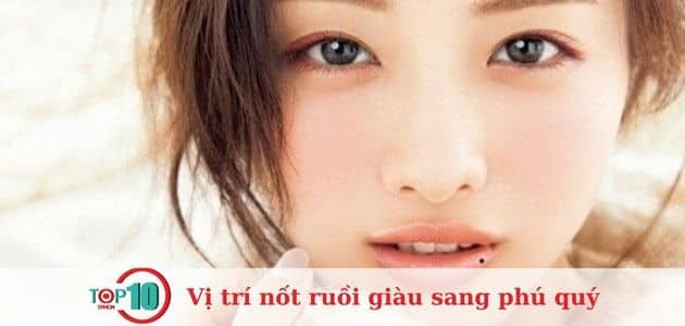 Nốt ruồi trên môi