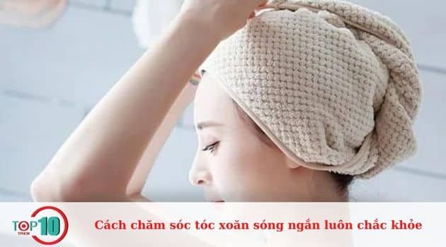 Thực hiện ủ tóc hoặc hấp dầu thường xuyên