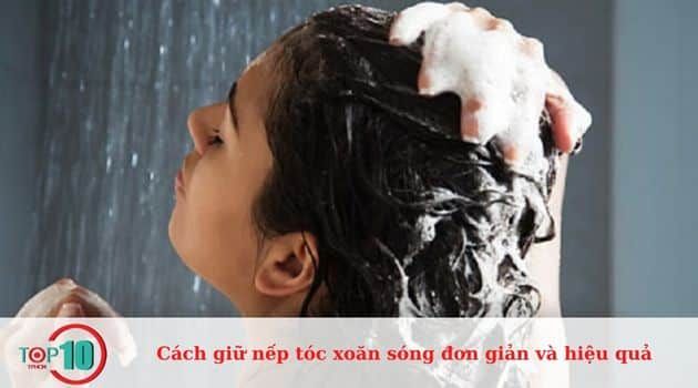 Luôn dùng nước lạnh để gội và xả tóc