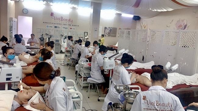 Những bất lợi khi học và làm cùng lúc trong nghề spa