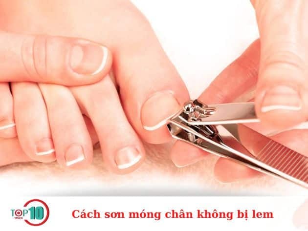 Mẹo để sơn móng chân không bị lem