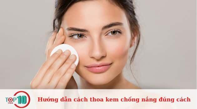 Tẩy trang vào cuối ngày khi sử dụng kem chống nắng