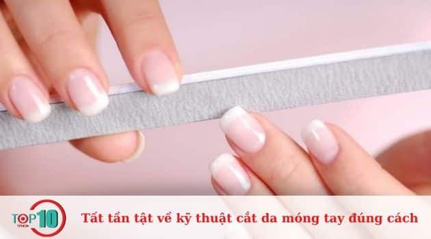 Dũa móng để tạo hình cho móng tay