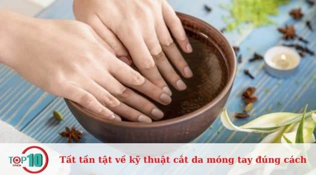 Chuẩn bị móng tay trước khi loại bỏ da