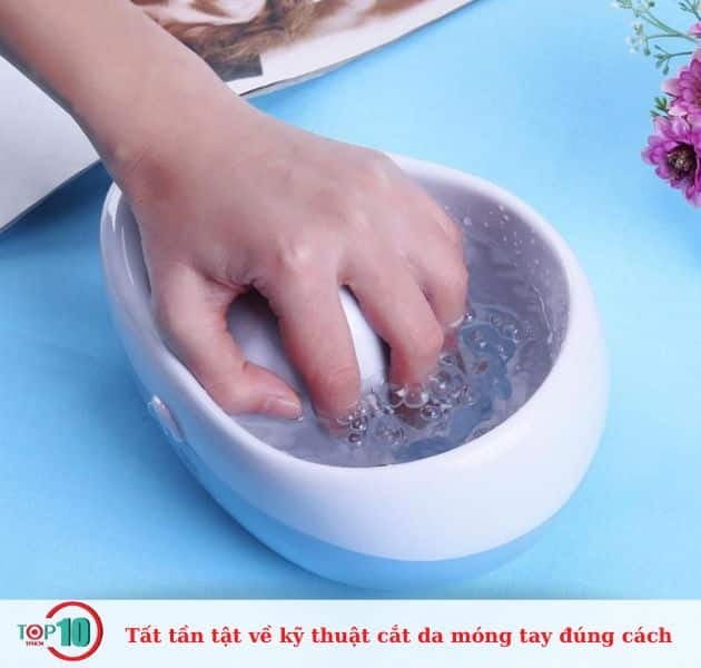 Chuẩn bị tay trước khi cắt da