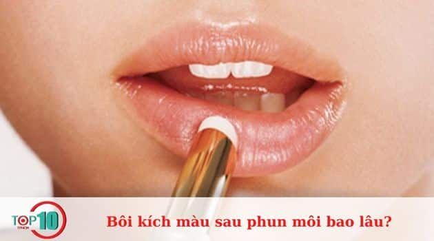 Thời điểm tốt nhất để bôi kích màu sau khi phun môi là bao lâu?