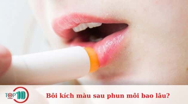 Có nên sử dụng son kích màu sau khi phun môi hay không?