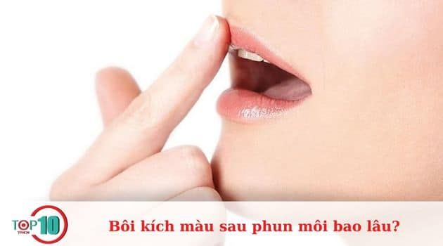 Hướng dẫn cách bôi kích màu môi hiệu quả sau khi phun