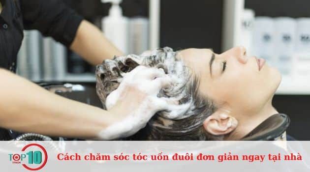 Tránh gội đầu trong 48 giờ sau khi uốn tóc