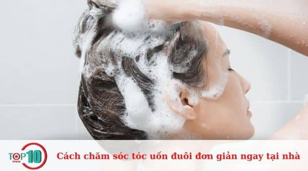 Hướng dẫn gội đầu đúng cách để chăm sóc tóc uốn đuôi.