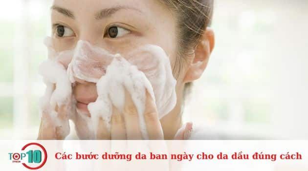 Sử dụng sữa rửa mặt dành riêng cho da dầu để làm sạch da