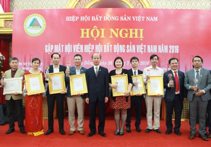 Ông Phạm Thanh Hưng (thứ tư từ trái sang) đại diện STDA nhận bằng khen từ ông Nguyễn Mạnh Hà - Chủ tịch Hội Môi giới Bất động sản Việt Nam - ảnh 1