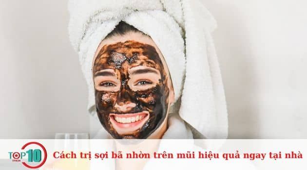 Đắp mặt nạ đất sét hoặc than hoạt tính để loại bỏ sợi bã nhờn