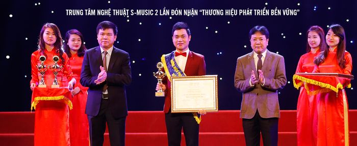 Trung tâm trang bị cơ sở vật chất hiện đại với phòng học đầy đủ tiện nghi ảnh 1