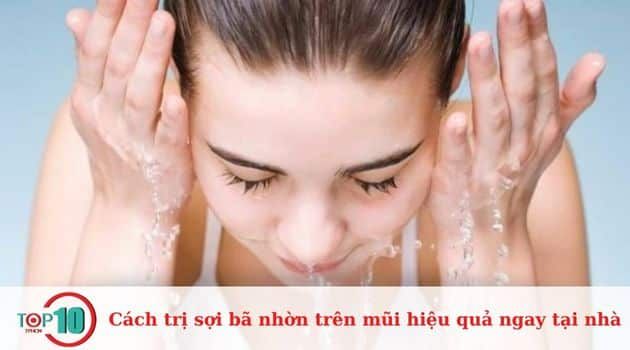 Làm sạch da đúng cách để giảm sợi bã nhờn trên mũi