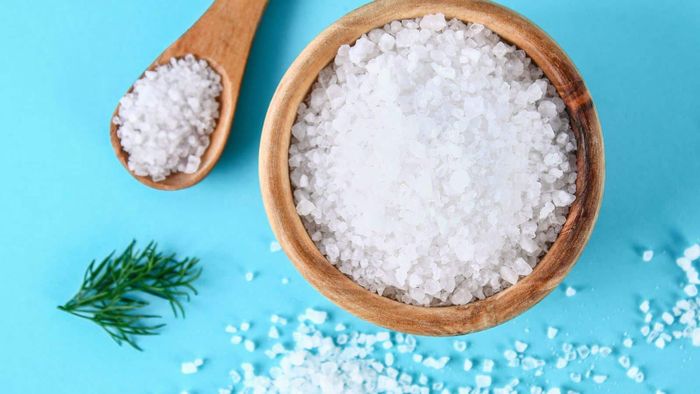 Trị mụn lưng tại nhà với muối biển