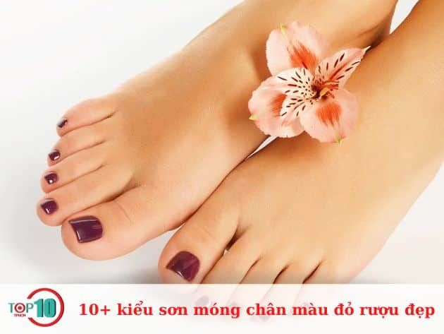 Hơn 10 mẫu sơn móng chân màu đỏ rượu quyến rũ