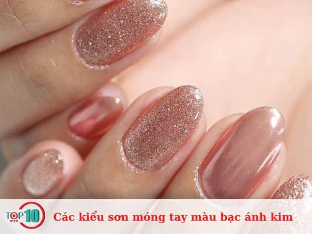 Những mẫu sơn móng tay bạc ánh kim