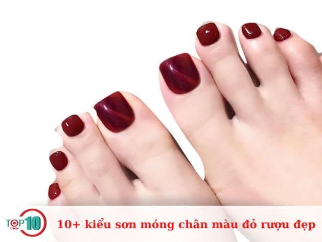 Hơn 10 kiểu sơn móng chân màu đỏ rượu ấn tượng