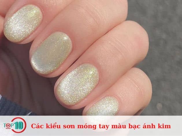 Những mẫu sơn móng tay bạc ánh kim